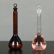 Comparison of amber and clear borosilicate glass volumetric flasks, 100 ml