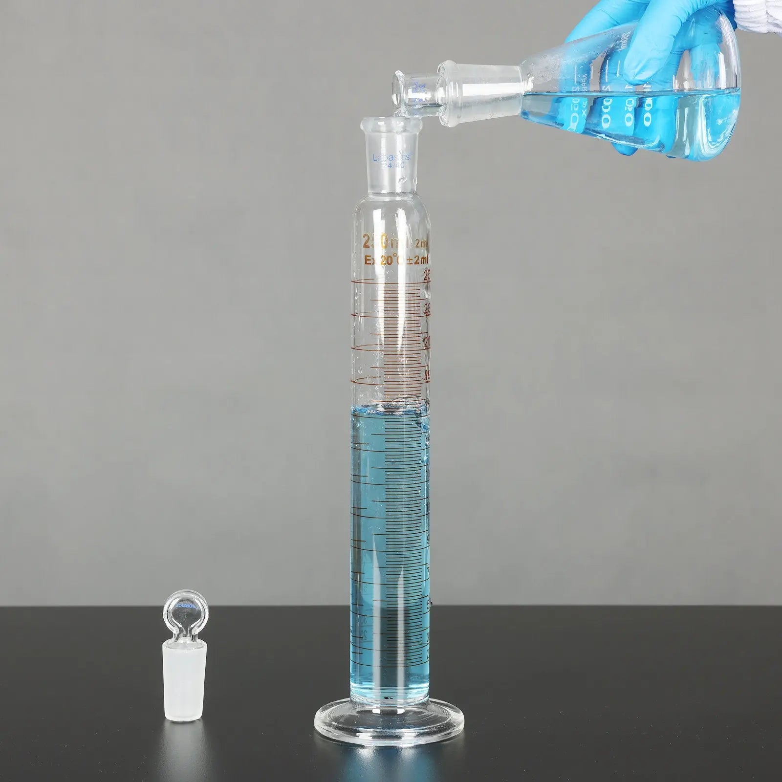 Graduated Cylinder with Stopper, 50-500mL Labasics